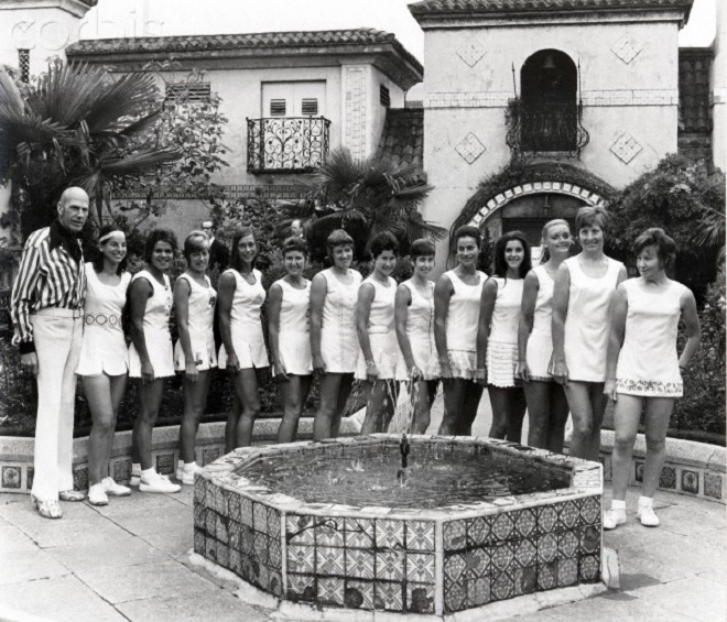 Ted Tinling, dans les jardins de Kensington Roof Garden en 1971. Les robes des joueuses sont plus courtes. 
