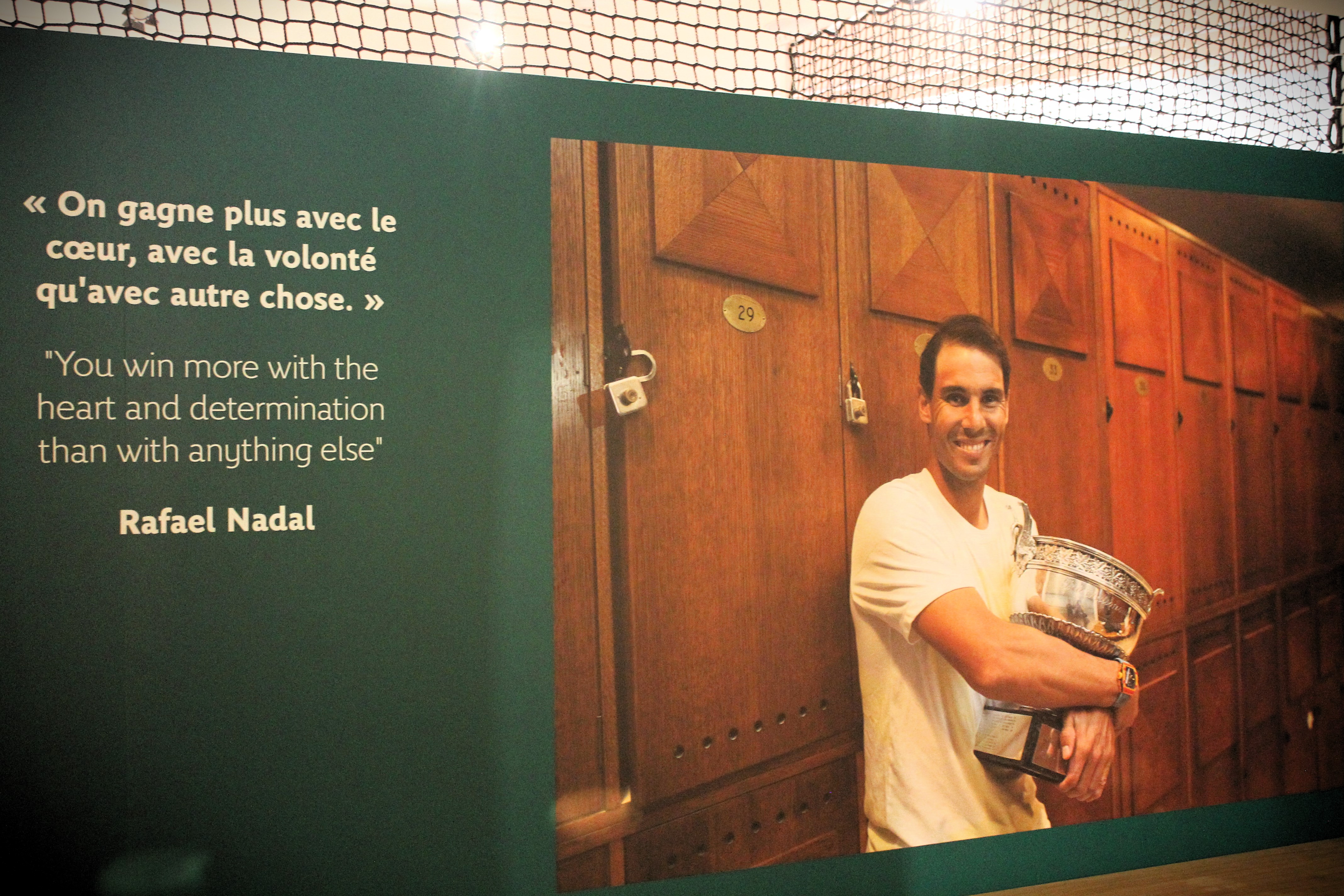 Rafael Nadal avec la coupe des Mousquetaires dans les vestiaires après sa victoire en 2019